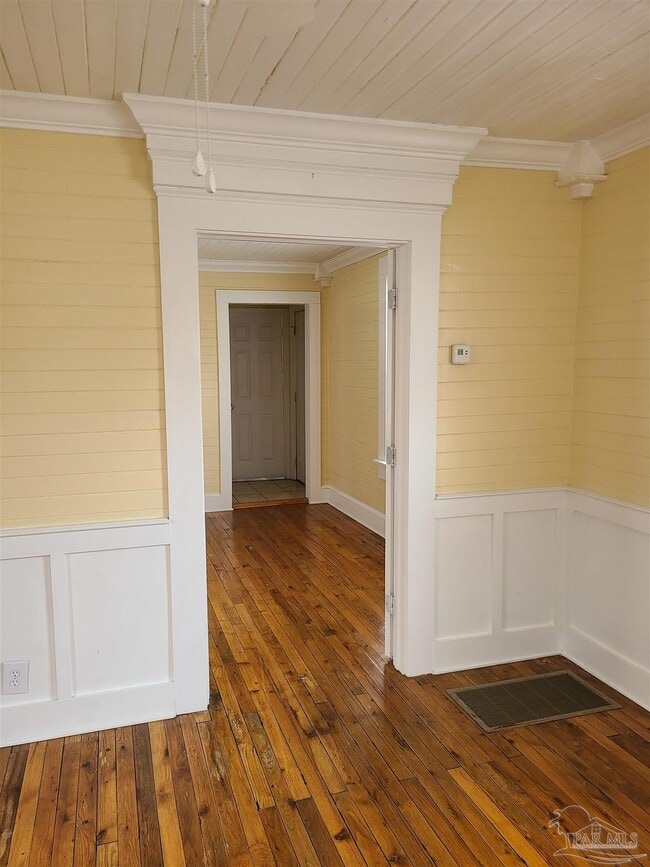 Building Photo - 512 E De Soto St