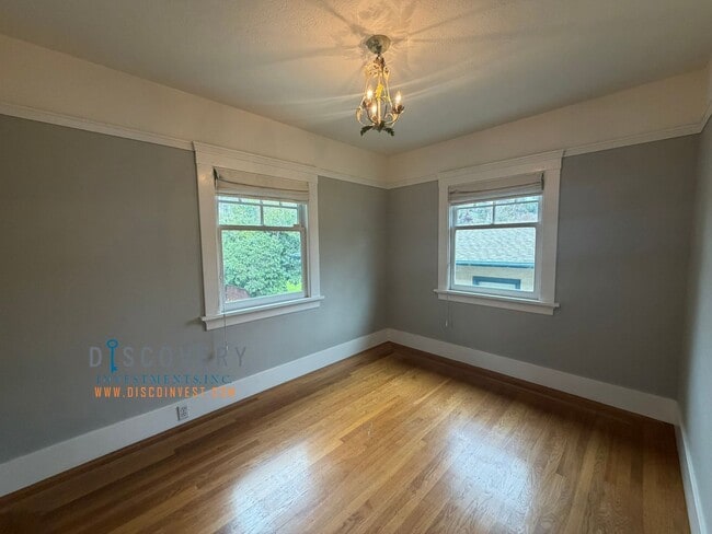 Building Photo - Lakeshore Craftsman with Detached Cottage and Versatile Bonus Rooms