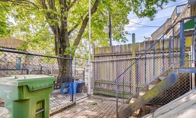 Building Photo - Charming 3 Bedroom/2.5 Bathroom Townhome with Finished Basement in Canton, MD!