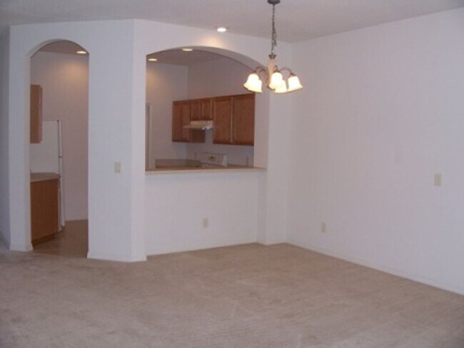 Building Photo - Brentwood Townhome with Social Membership