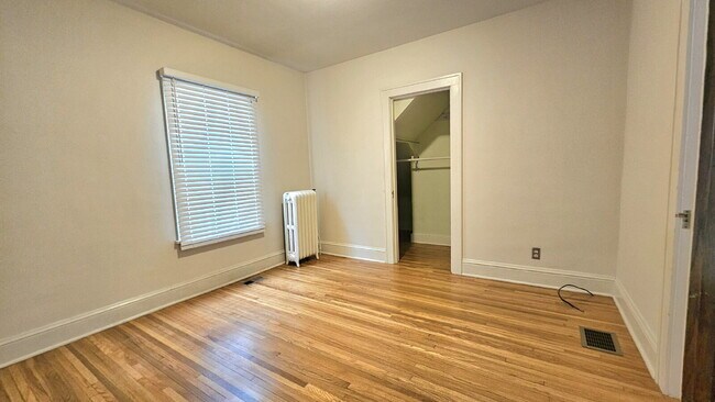 Building Photo - Very well maintained 2 Bed 1 bath duplex at 4536 Grand Ave S, Minneapolis.