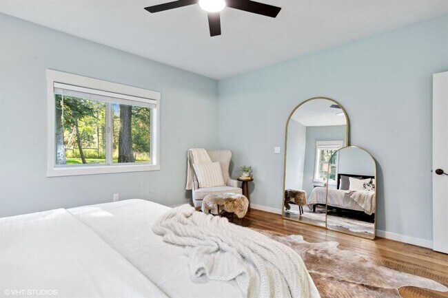 Building Photo - Stunning Columbia Falls Home w/horse pasture