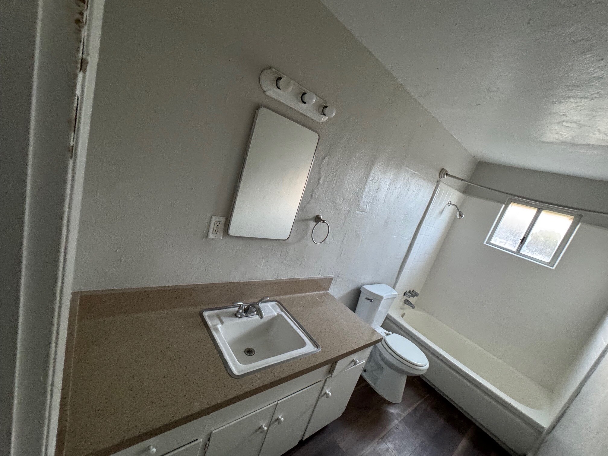 Building Photo - 1935 Linden W St