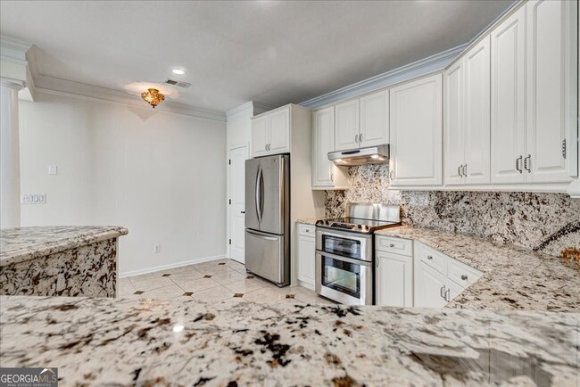 Building Photo - 1033 Pinehurst Dr