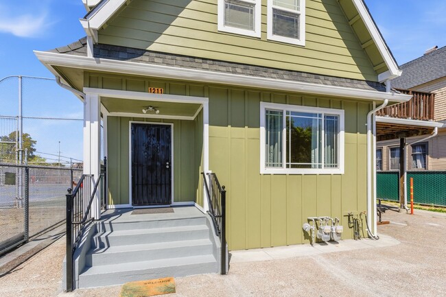Building Photo - Newly Remodeled 4-Bedroom Oakland Duplex with Gated Parking