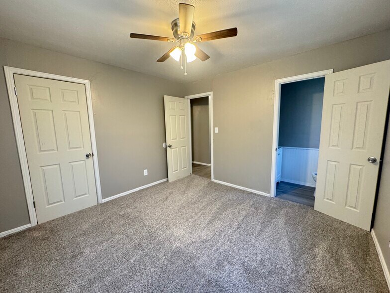 Building Photo - 9111 N Walker Ave