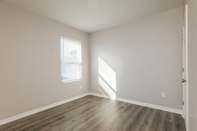 Building Photo - 4406 SW 15th Ave