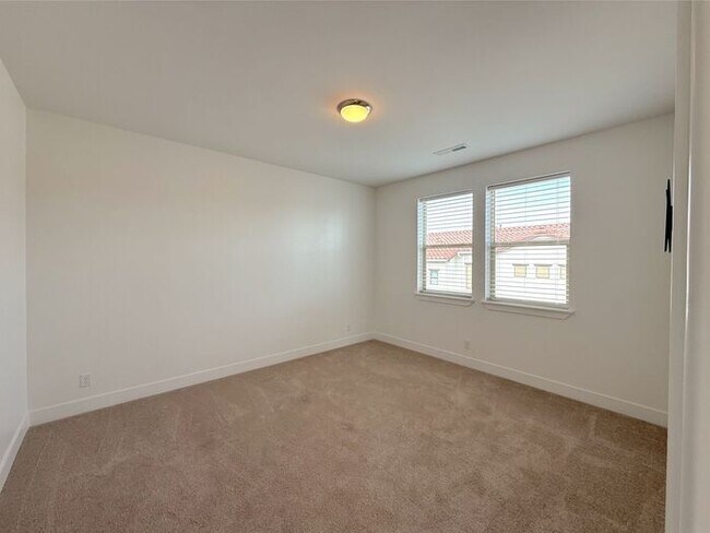 Building Photo - Desert Color Condo 3 bd, 2.5 bt, Extra Large 2 Car Garage Home