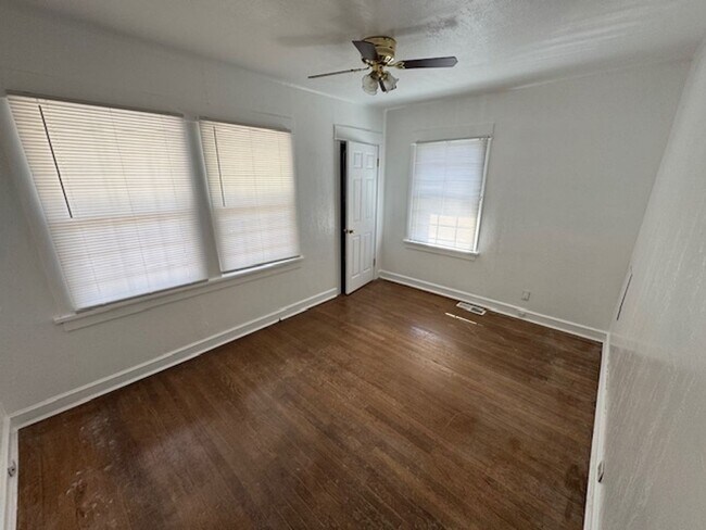 Building Photo - 3 Bedroom, 1 Bathroom Home - Located near ...