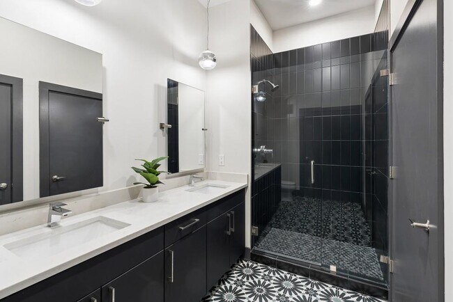 Building Photo - 112 Rogers St NE