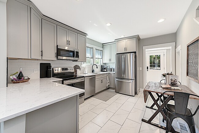 Fully equipped kitchen - 2118 Market St