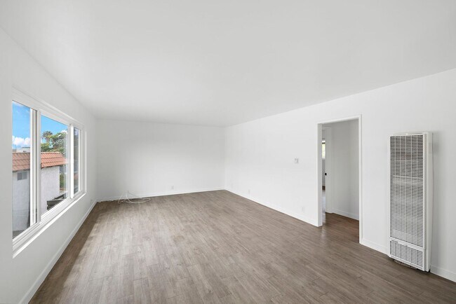 Building Photo - 219 Avenida Santa Barbara