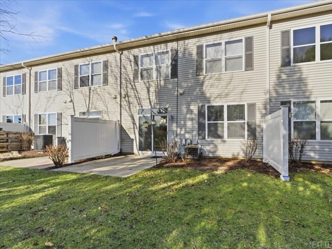 Building Photo - 472 Majestic Ln