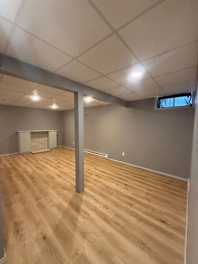 Building Photo - 600-602 Mollies Way