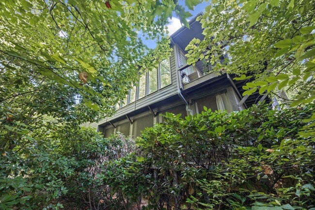 Building Photo - Gorgeous, Fully furnished 3 Bed 3.5 bath h...