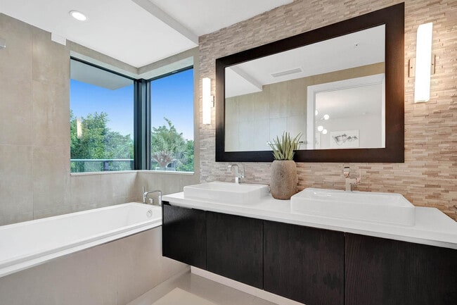 Building Photo - 3040 N Ocean Blvd