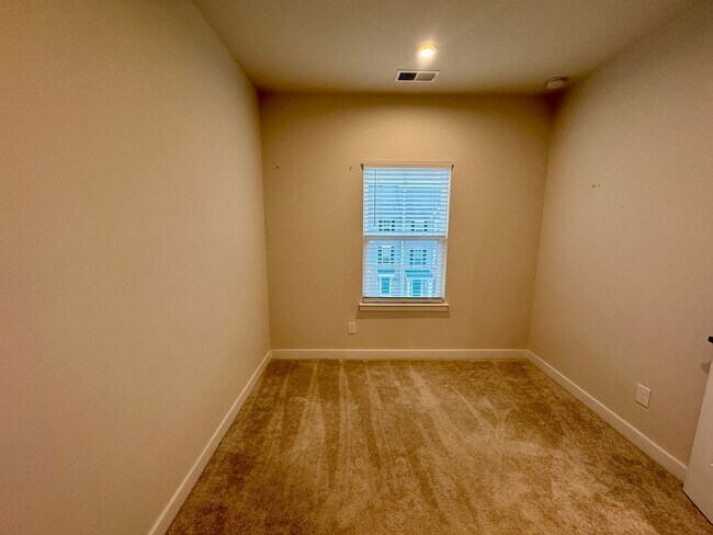 Building Photo - Modern Townhome in Stone Creek Townhomes