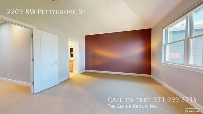 Building Photo - 2209 NW Pettygrove St