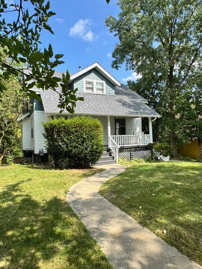 Building Photo - Spacious 4-Bedroom Home with 2 Kitchens | West Ann Arbor