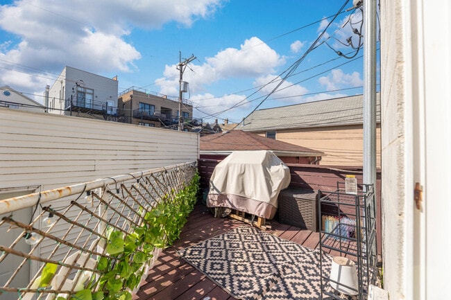 Building Photo - 1060 N Hermitage Ave
