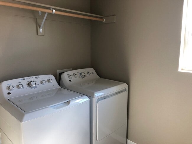 Building Photo - 2 Bedroom in NE Bend