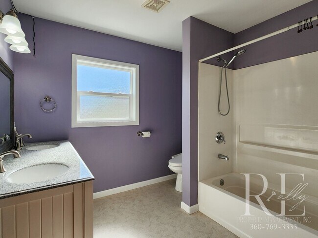 Building Photo - Charming Farmhouse in Town — Hobby Ready &...