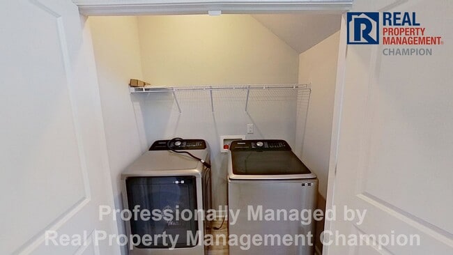 Building Photo - Beautiful and Spacious End Unit Townhouse