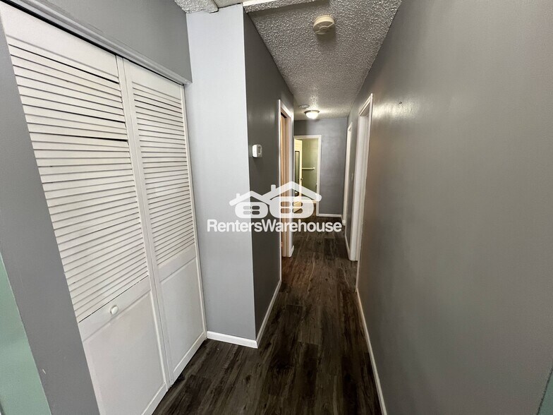 Building Photo - 9371 Country Dr