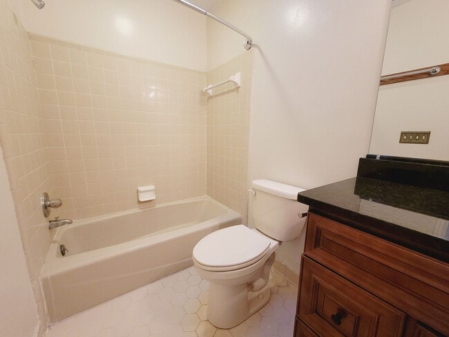 Building Photo - MIDTOWN 2/2.5 w/ Large Fenced Yard, Deck, Washer/Dryer, & Huge Bedrooms! Avail NOW for $1495/month!