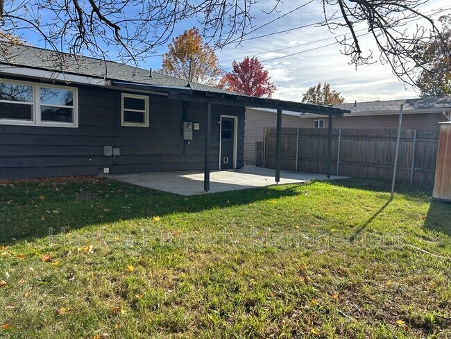 Building Photo - 1835 Broadmoor Dr