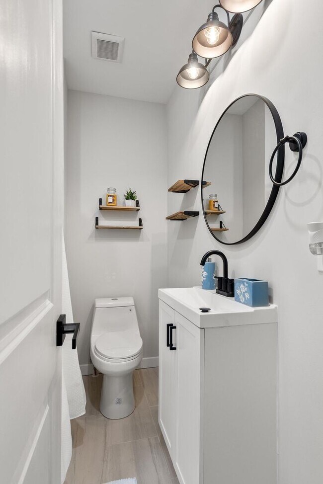 Building Photo - Luxurious 3-Bedroom Townhome in Point Breeze! Available NOW!