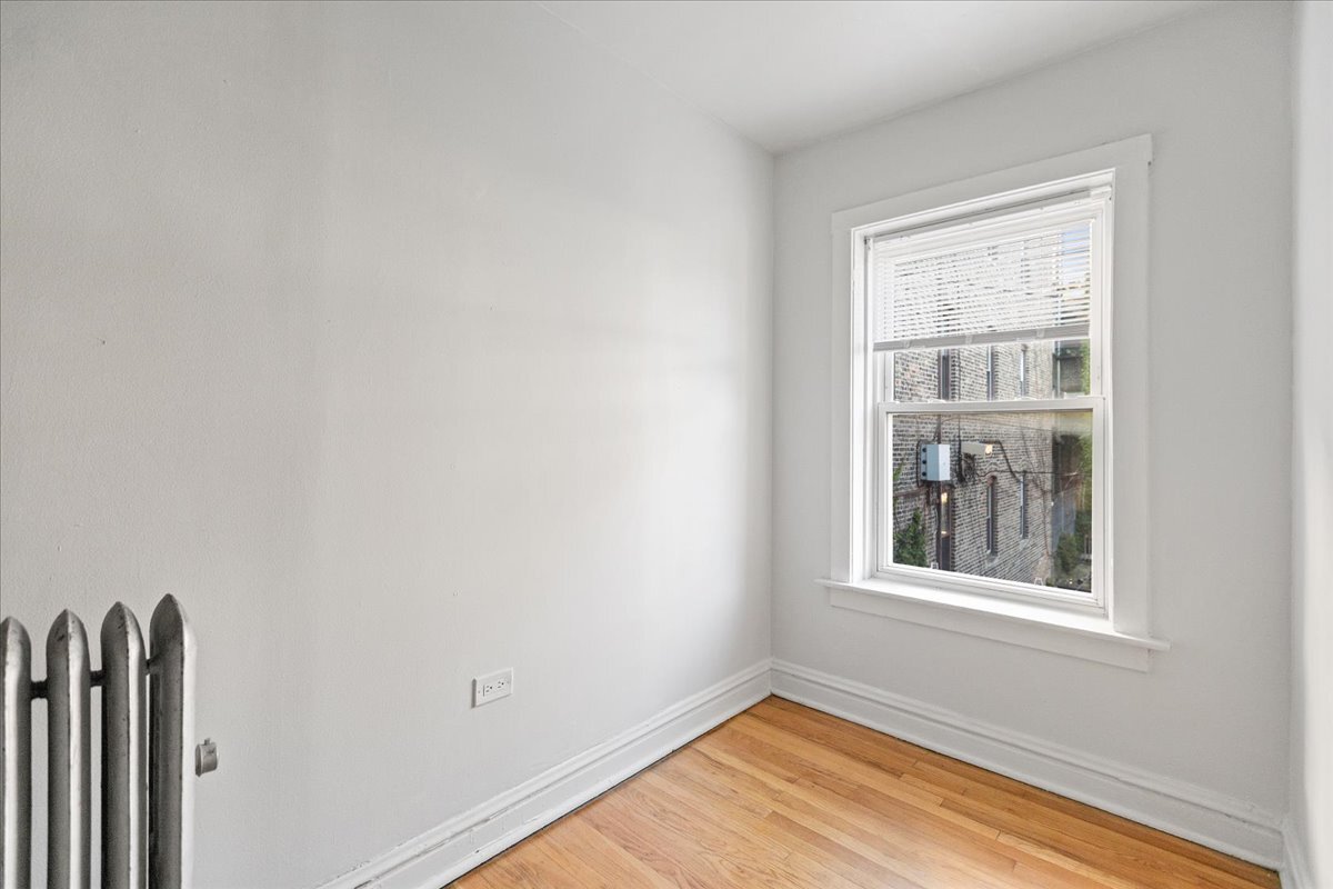 Building Photo - 658 W Oakdale Ave