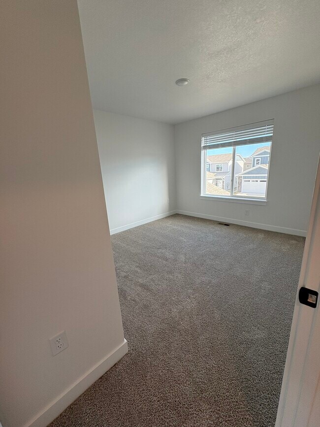 Building Photo - 216 Nw Waverly Dr