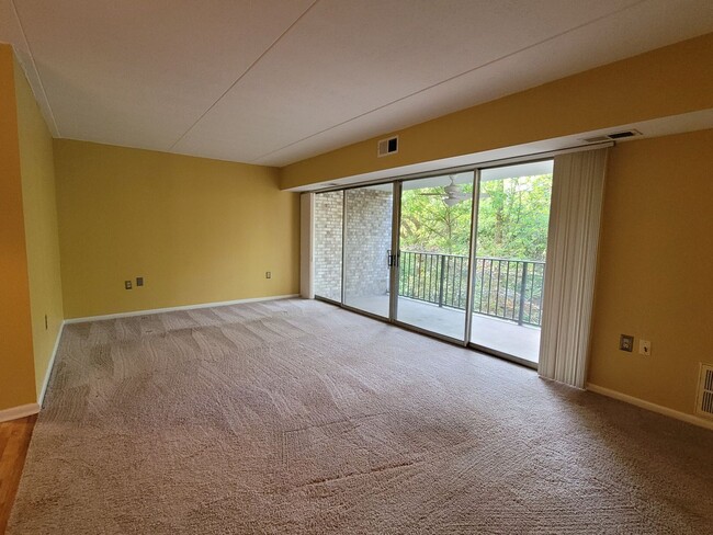 Building Photo - 2 Bedroom Condo - Greentree - Many Ameniti...