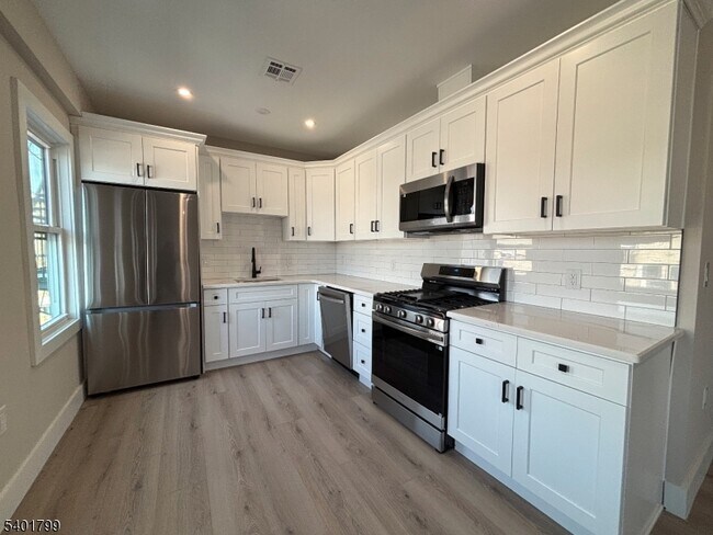 Building Photo - 136 Elm St