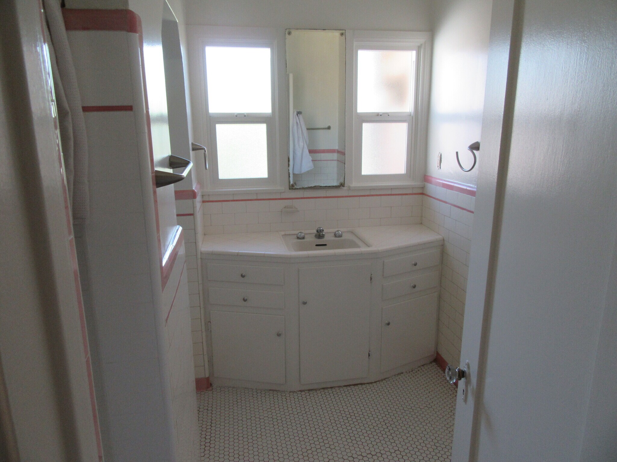 full bath - 905 Coronado Dr