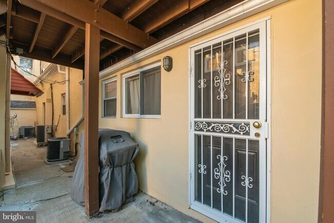 Building Photo - 515 W Girard Ave