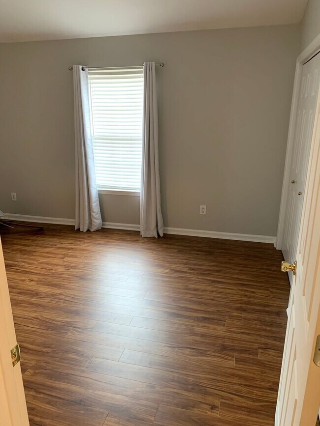 Building Photo - Renovated 2 Bed, 1.5 Bath Townhome w/ Comm...