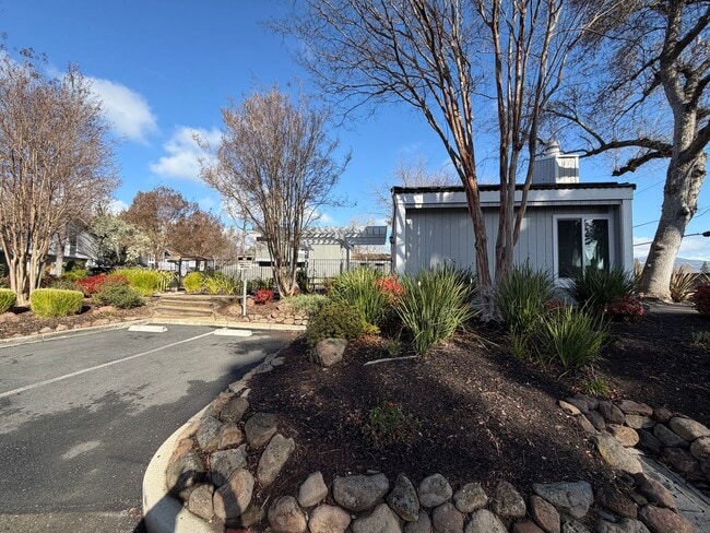 Building Photo - 3 Bed 2.5 Bath Townhome In Danville