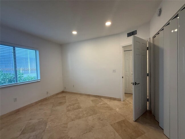 Building Photo - 8435 Crespi Blvd