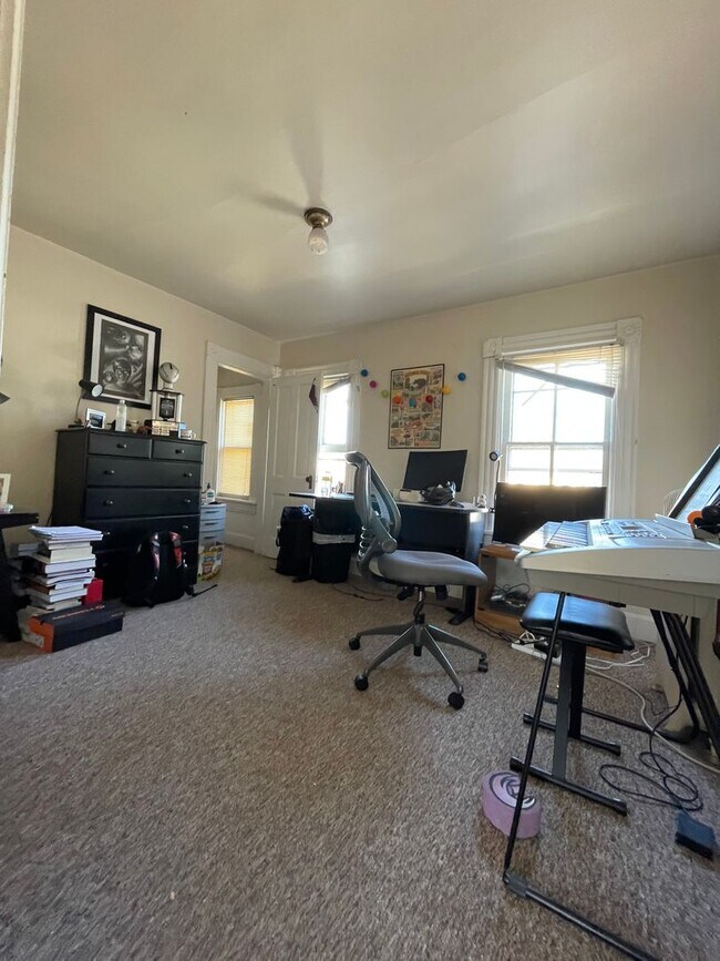 Building Photo - 3 Bedroom Apartment in Great Location.