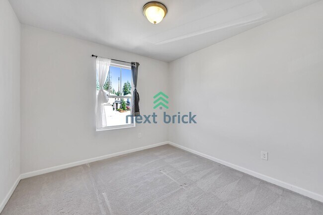 Building Photo - Spacious 5 bedrooms and 3 bathrooms Cul-de...