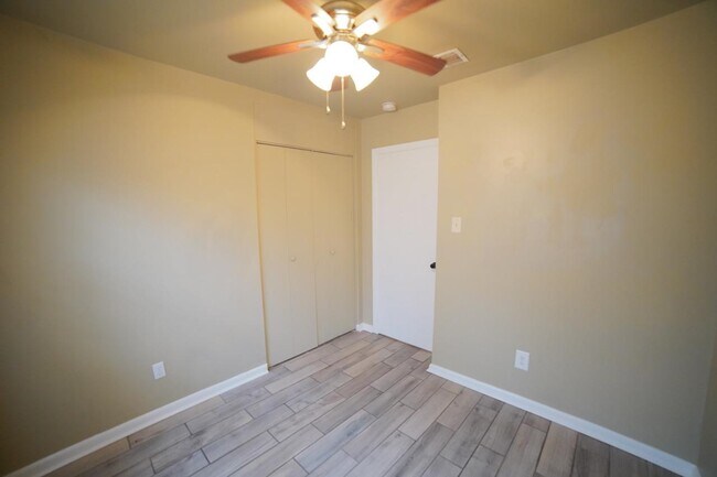 Building Photo - 926 Apache St