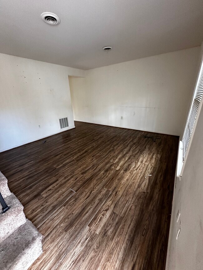 Building Photo - 930 Banks Rd