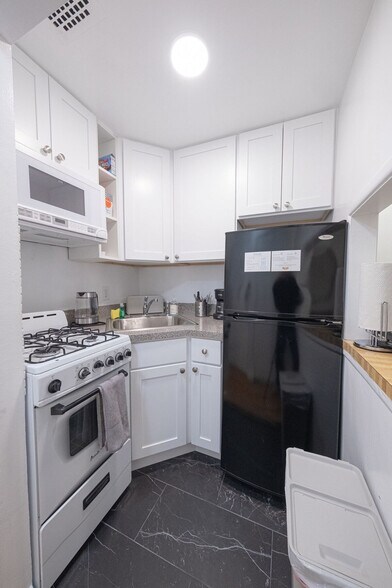 Building Photo - 330 E 74th St