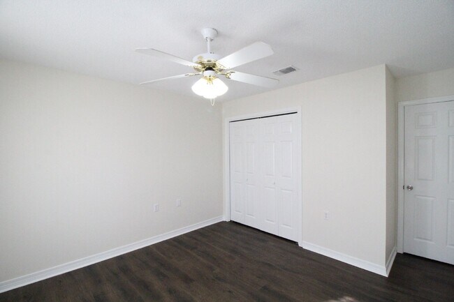 Building Photo - Charming End-Unit Townhome in Northeast Pensacola with Wood-Look Flooring, Updated Kitchen, Fence...