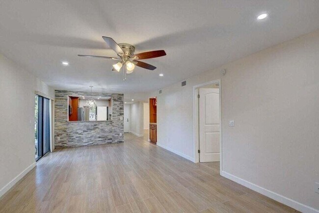 Building Photo - 400 Club Cir