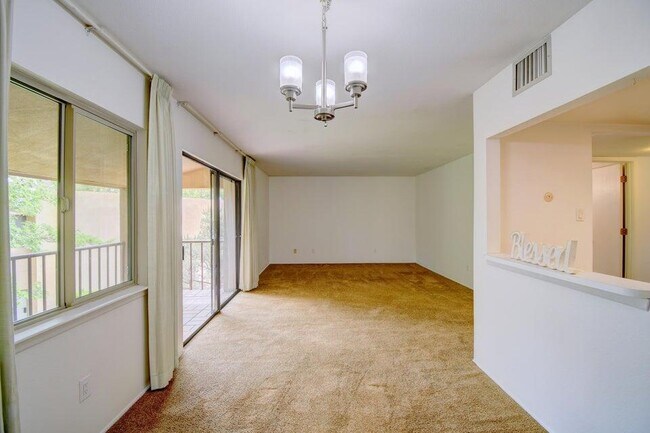 Building Photo - 931 Country Club Dr SE