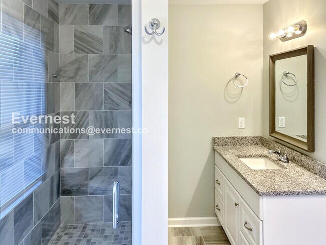 Building Photo - 3 Bed, 2 Bath Home with Off-Street Parking...