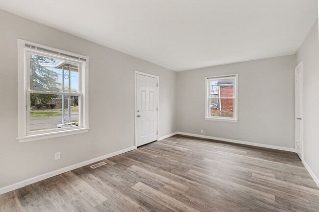 Building Photo - Stunning 3 Bed 1 Bath Home